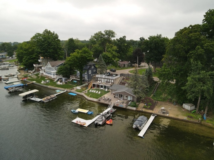 Houses near to the lake